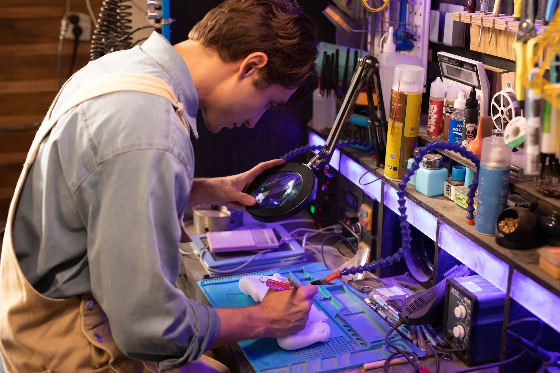 Technicien IINE travaillant sur une manette